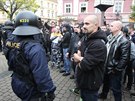 Poty�k�m p�i pietn� akci za zem�el�ho Roma v �atci zabra�ovali policejn�...