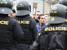 Poty�k�m p�i pietn� akci za zem�el�ho Roma v �atci zabra�ovali policejn�...