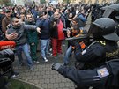 Potykm pi pietn akci za zemelho Roma v atci zabraovali policejn...
