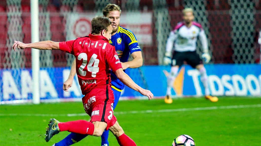 Brn�nský fotbalista Alois Hy�ka se chystá k centru p�ed jihlavskou bránu.