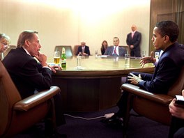 V Praze se na summitu Evropské unie Obama seel s bývalým eským prezidentem...
