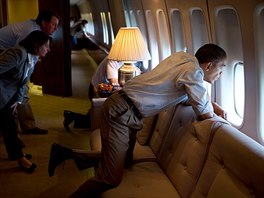 Z paluby letadla Air Force One sleduje prezident ádní tornáda v Oklahom. Po...