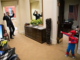 Spiderman chytil prezidenta do své sit. Snímek visel v roce 2012 v Bílém dom...