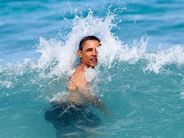 Píjemným zpsobem koupáním v oceánu oslavil americký prezident Nový rok na...