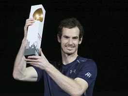 Andy Murray s trofej pro vtze turnaje Erste Bank Open.