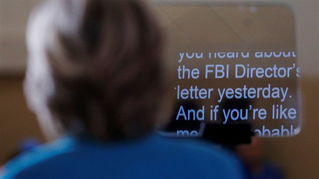 Demokratick prezidentsk kandidtka Hillary Clintonov se vyjdila k vyetovn FBI v Daytona Beach na Florid (29. jna 2016)