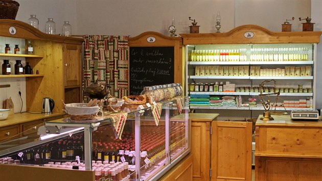 Lékárna, která v Jáchymově funguje už od roku 1520, znovu plní svůj účel. Je provoněná nejrůznějšími bylinkami.