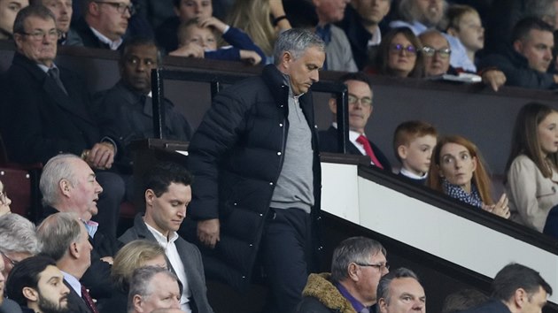 NA TRIBUN. Trenr Jos Mourinho nemohl ve druhm poloase zpasu mezi Manchesterem United a Burnley na laviku.
