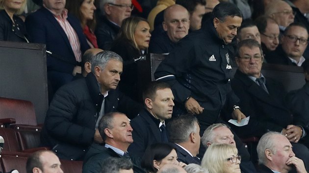 NA TRIBUN. Trenr Jos Mourinho nemohl ve druhm poloase zpasu mezi Manchesterem United a Burnley na laviku.