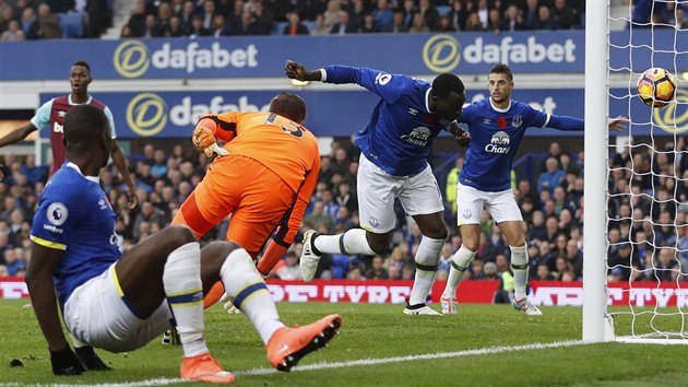 JEDNODUCH POZICE. Romelu Lukaku stl hlavou vedouc gl Evertonu v utkn s West Hamem.