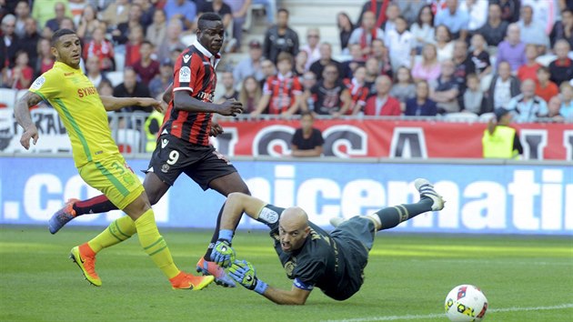 Fotbalista Nice Mario Balotelli skruje v zpase proti Nantes.