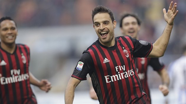 Fotbalista AC Miln Giacomo Bonaventura se raduje z vtznho glu proti Pescae.