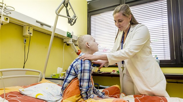První rok chodila mladá lékařka po práci na onkologii ještě na pohotovost. "Jedno dítě jsem vyšetřila, dvacet dalších mezitím přišlo," popisuje náročnou službu. Na onkologii se může pacientům věnovat důkladněji.
