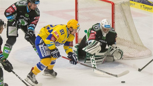 Momentka ze zpasu 17. kola hokejov extraligy mezi Zlnem (lut) a Mladou Boleslav.