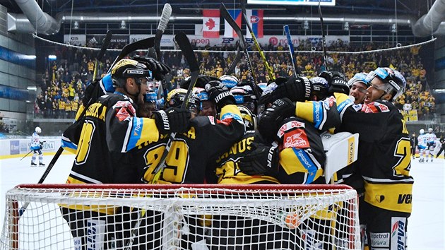 Hokejisté Litvínova slaví vítězství v utkání 17. kola hokejové extraligy proti Chomutovu.
