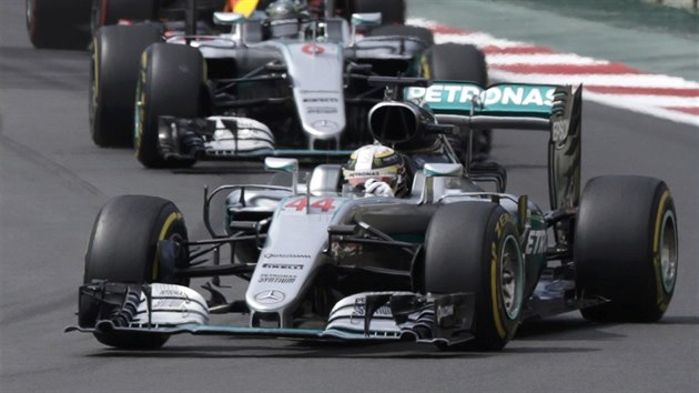 Lewis Hamilton na trati Velk ceny Mexika. Sleduje ho Nico Rosberg a Daniel Ricciardo.
