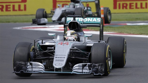 Lewis Hamilton bhem Velk ceny Mexika.