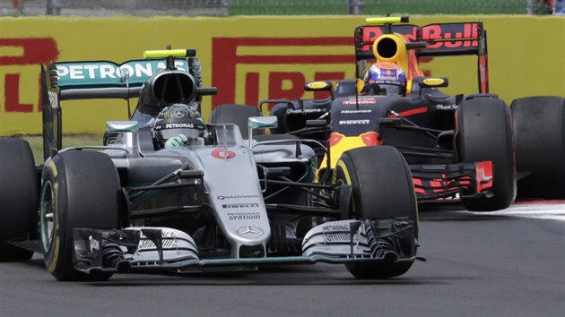 Nico Rosberg (vepedu) a Daniel Ricciardo bhem Velk ceny Mexika.