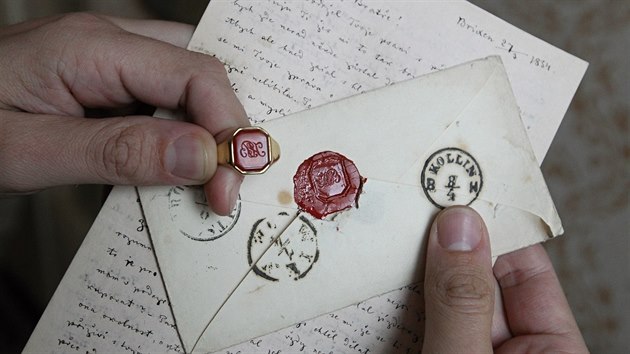 Historik muzea Michal Kamp ukazuje perk, jm Karel Havlek Borovsk peetil dopisy z Brixenu.