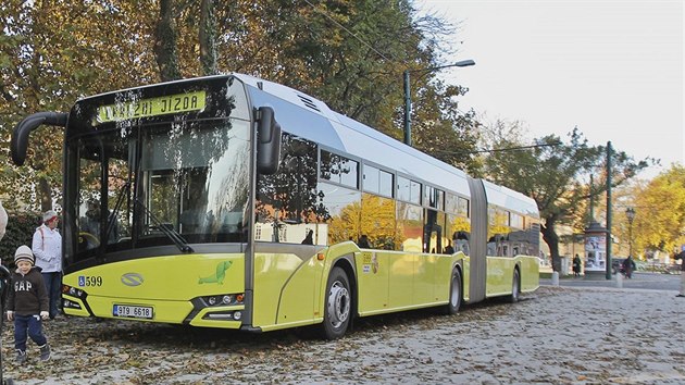 Dopravn podniky pedstavily veejnosti nov autobus Solaris Urbino 4. generace. Zjemci si ho mohli prohldnout a tak se svzt. (31. jna 2016)