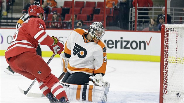 Michal Neuvirth z Philadelphie inkasuje z hole Viktora Stalberga z Caroliny.