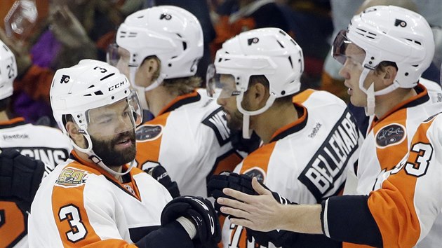 Radko Gudas (3) se se spoluhri z Philadelphie raduje ze svho glu.