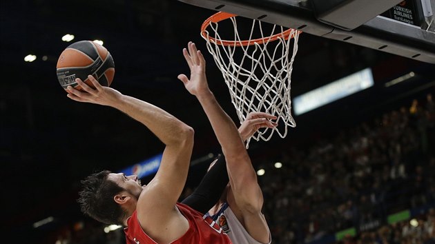 Alessandro Gentile (vlevo) z Armani Miln zakonuje na ko Realu Madrid.