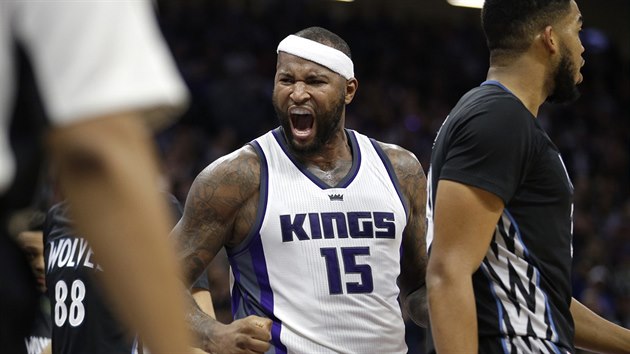 DeMarcus Cousins ze Sacramenta se raduje z koe proti Minnesot.