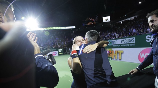 SINGAPURSK OBJET. Kondin trenr Jozef Ivanko se svou svenkyn Dominikou Cibulkovou po triumfu na Turnaji mistry.