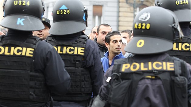 Potyčkám při pietní akci za zemřelého Roma v Žatci zabraňovali policejní těžkooděnci.