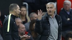 TYKA PRO TVRTÉHO. Trenér Manchesteru United José Mourinho gestikuluje na...