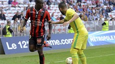 Útočník Nice Mario Balotelli přihrává v domácím utkání s Nantes na spoluhráče...