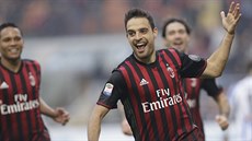 Fotbalista AC Milán Giacomo Bonaventura se raduje z vítězného gólu proti...