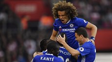 Fotbalisté Chelsea slaví brzký gól, který je na p�d� Southamptonu poslal do...