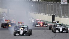 Do první zatáky Velké ceny Mexika vjel na první míst Lewis Hamilton...