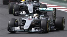 Lewis Hamilton na trati Velké ceny Mexika. Sleduje ho Nico Rosberg a Daniel...