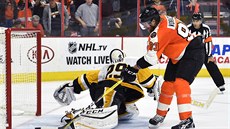 Jakub Voráek z Philadelphie pekonává z trestného stílení gólmana...