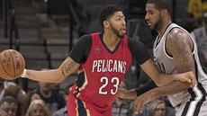 Anthony Davis (vlevo) z New Oreleans bránný   LaMarcuse Aldridgem ze San...