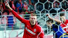 Brněnský útočník Michal Škoda se raduje z gólu v jihlavské bráně.