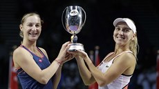 Ruské tenistky Jelena Vesninová (vlevo) a Jekatrina Makarovová  s trofejí pro...