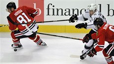 Michal Kempný (vpravo) a Marián Hossa z Chicaga a Tanner Pearson z Los Angeles...