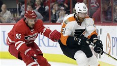 Jakub Voráek (vpravo) z Philadelphie kontroluje puk ped Ronem Hainseym z...