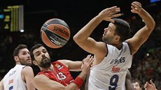 Felipe Reyes (vpravo) z Realu Madrid sleduje mí odlétající po jeho sráce s...