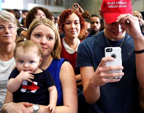 Fanouci Hillary Clintonové i Donalda Trumpa pi projevu prezidenta Baracka...