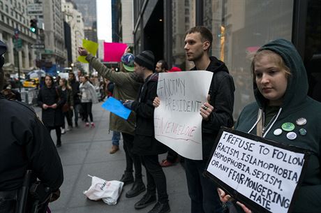 Sympatizanti Hillary CLintonové protestují v ulicích New Yorku. (9.11.2016)