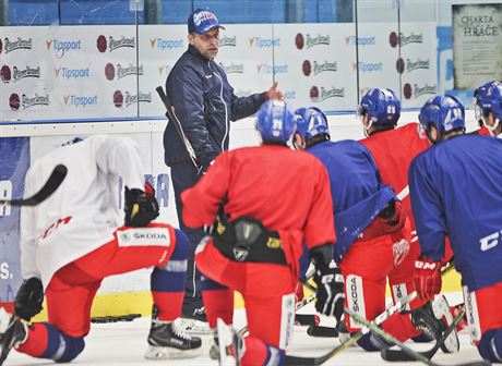 Trenér Josef Janda udílí pokyny na tréninku hokejové reprezentace v Plzni.