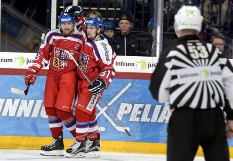 etí hokejisté Petr Holík (vpravo) a Jakub Jeábek oslavují gól do finské...