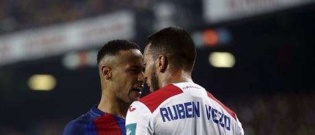 CHCE ELO? Barcelonský Neymar (vlevo) a Ruben Vezo z Granady bhem konfliktu v...