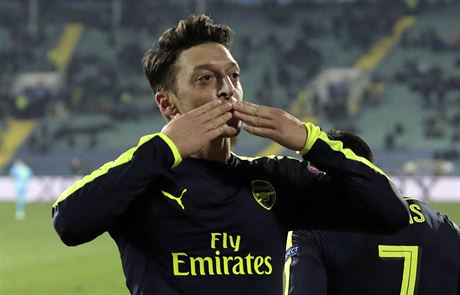 Mesut Özil v dresu Arsenalu