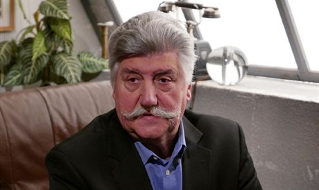 Jaroslav Holoubek se svou knihou o Karlu ernochovi